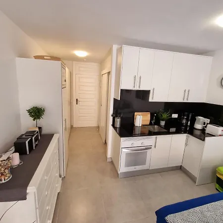 Апартаменти Studio No 2 Just 100 To And Sea, Large Terrace, Heated Pool, Wifi, Aircondition For A Fee *