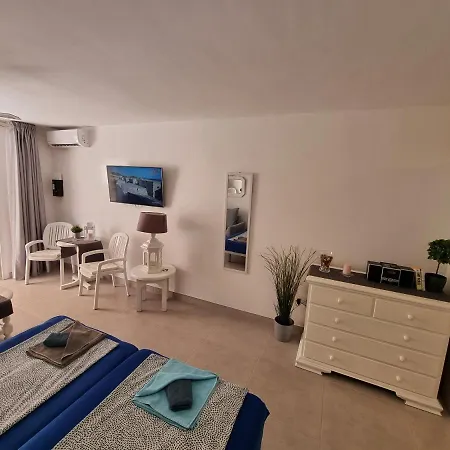Апартаменти Studio No 2 Just 100 To And Sea, Large Terrace, Heated Pool, Wifi, Aircondition For A Fee Плайя-де-лас-Амерікас