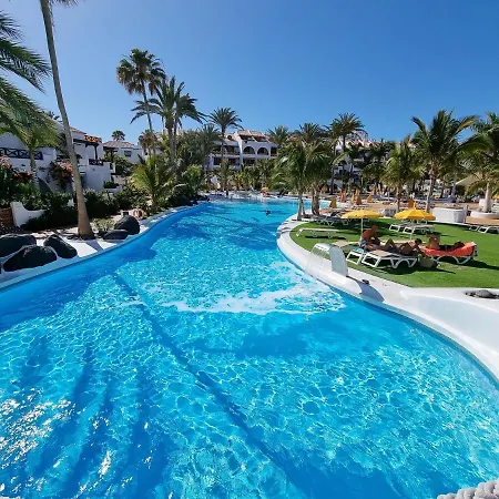 Studio No 2 Just 100 To And Sea, Large Terrace, Heated Pool, Wifi, Aircondition For A Fee Apartamento