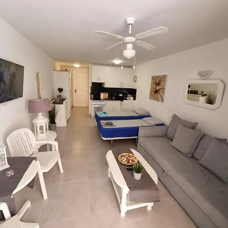 Studio No 2 Just 100 To And Sea, Large Terrace, Heated Pool, Wifi, Aircondition For A Fee Playa de las Américas