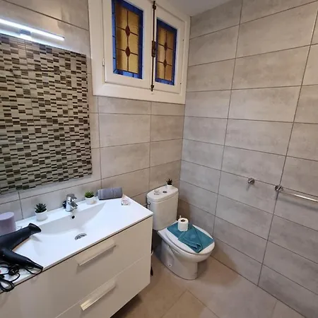 Studio No 2 Just 100 To And Sea, Large Terrace, Heated Pool, Wifi, Aircondition For A Fee Apartamento *